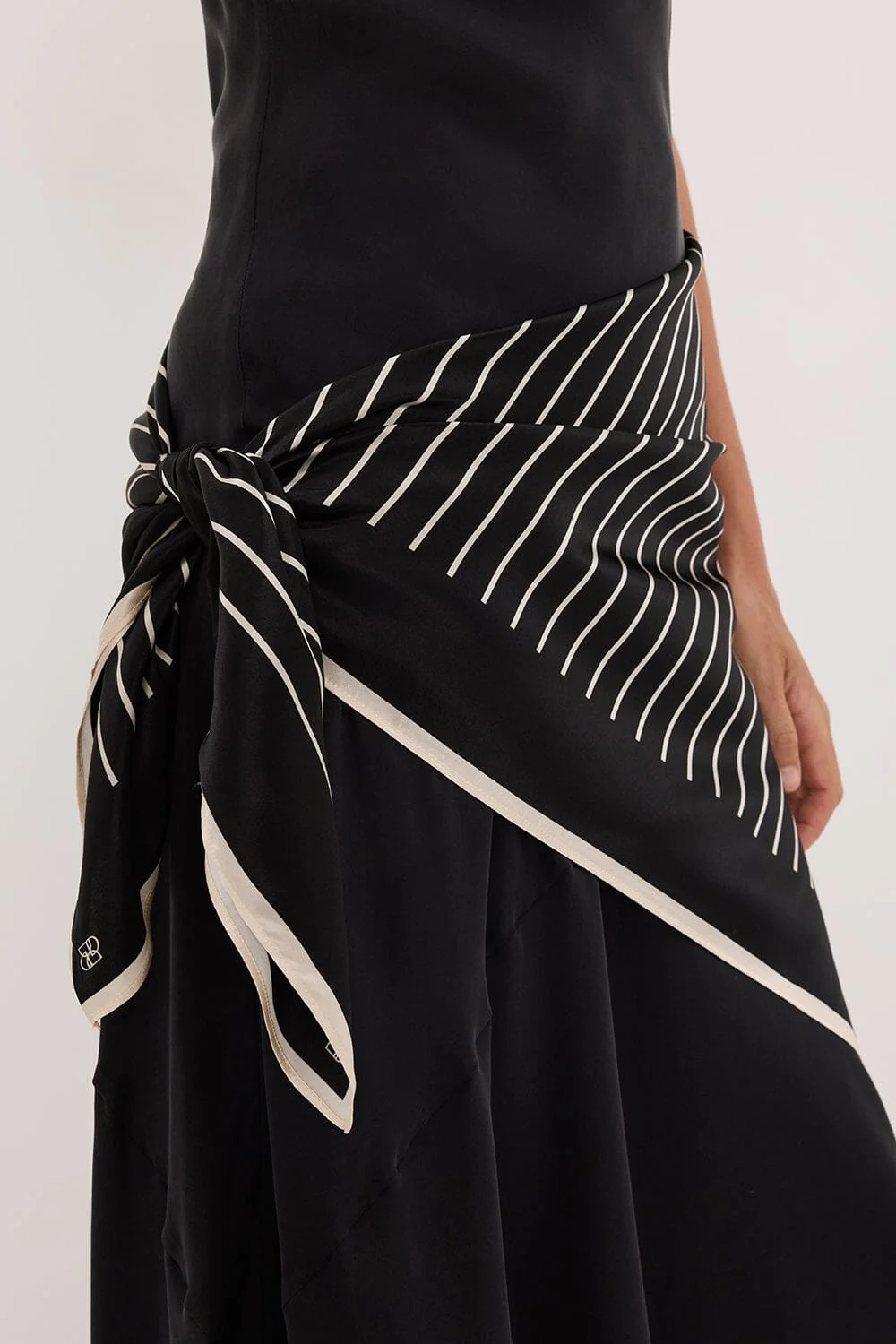 ADRIENNE BLACK SILK PRINT SCARF - Image 5