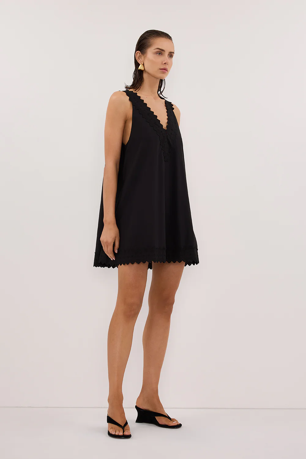 ANNABEL BLACK SLEEVELESS V NECK MINI DRESS - Image 3