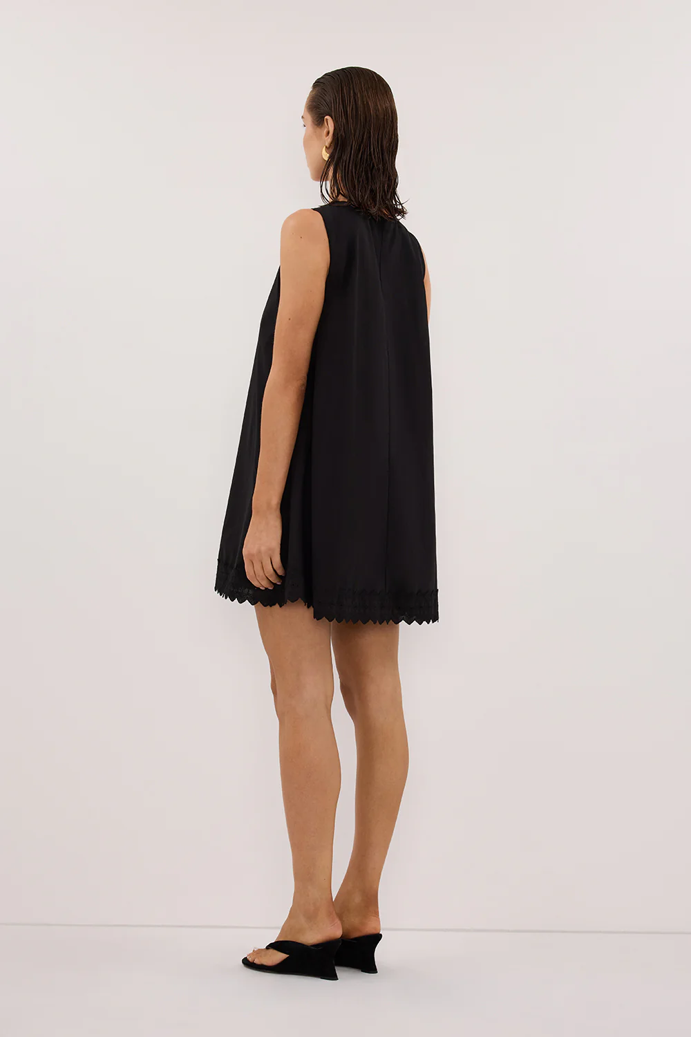 ANNABEL BLACK SLEEVELESS V NECK MINI DRESS - Image 4