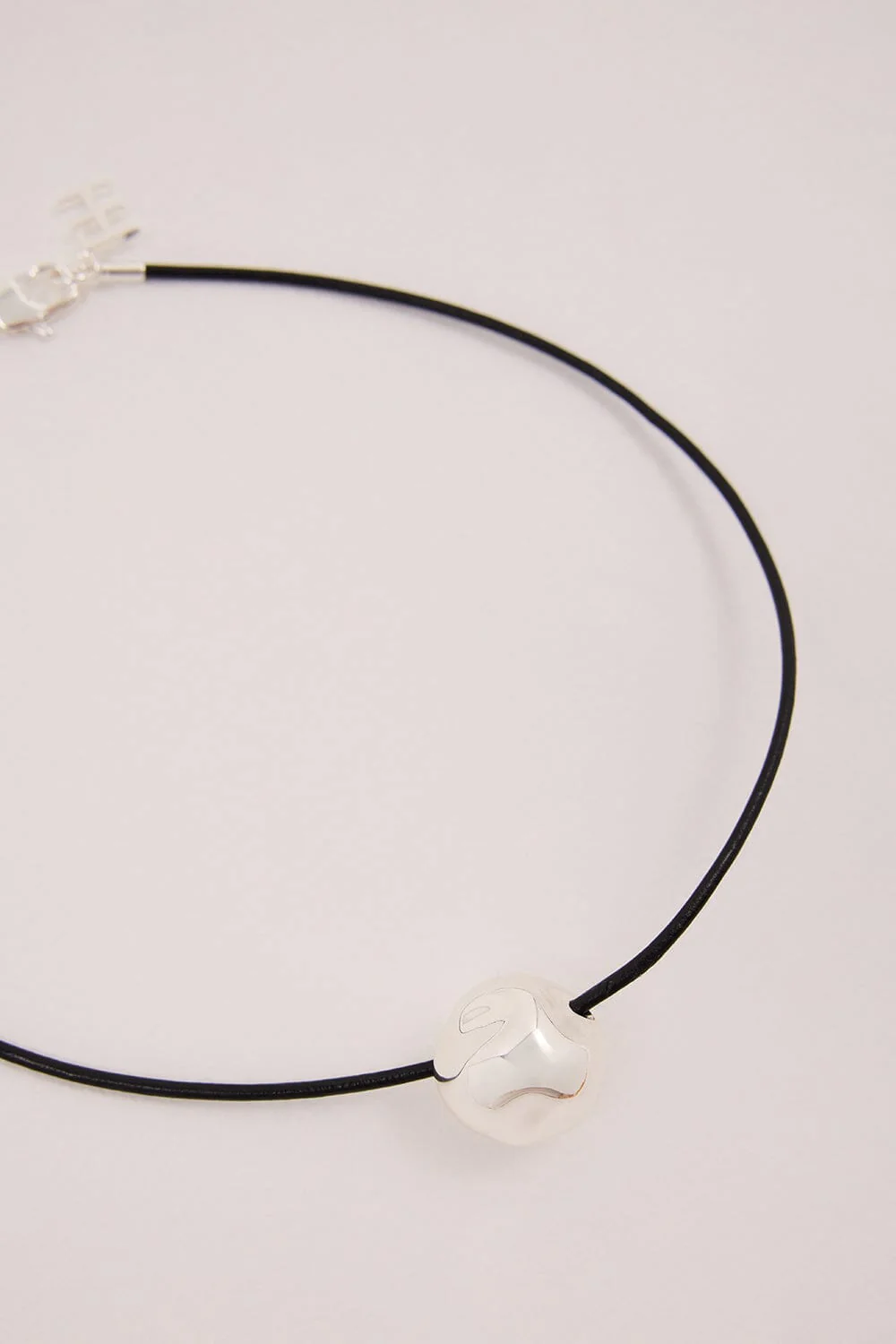 F+H SILVER HAMMERED BALL CHOKER - Image 3