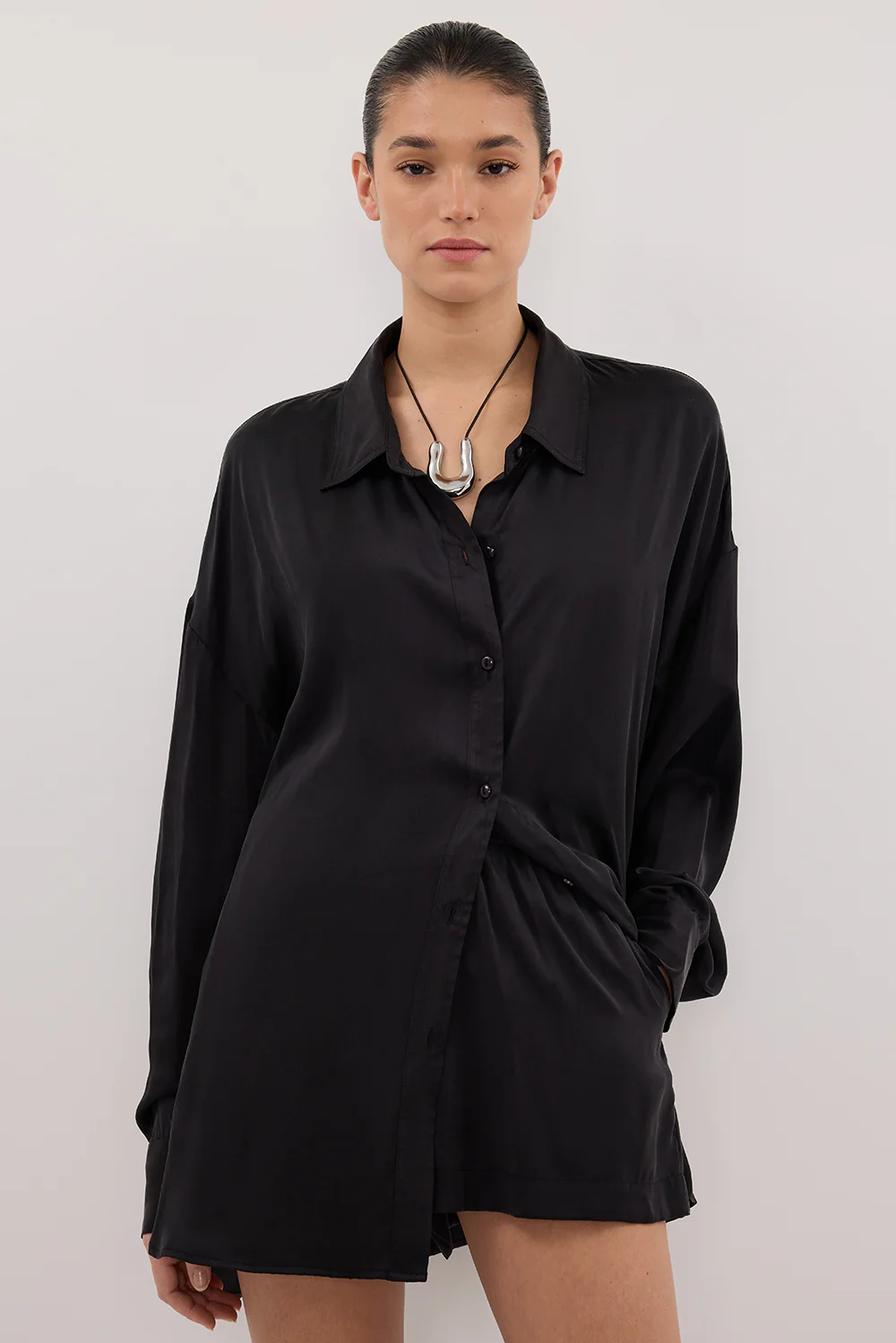 ISLA BLACK SILK SHORT - Image 2