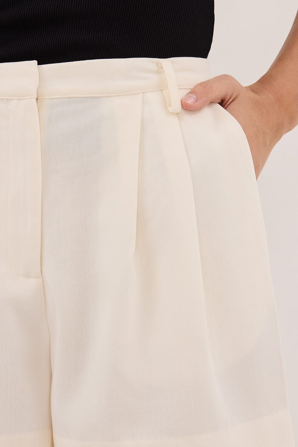 JORDY CREAM TAILORED SHORT - Image 5