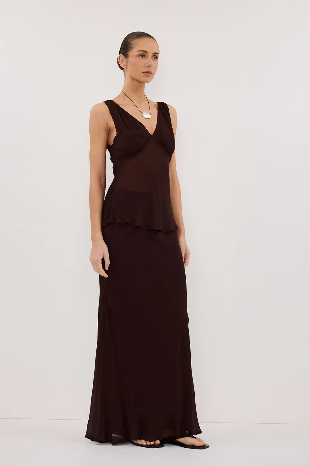 JORJA DARK CHOC SLEEVELESS V NECK TOP - Image 3