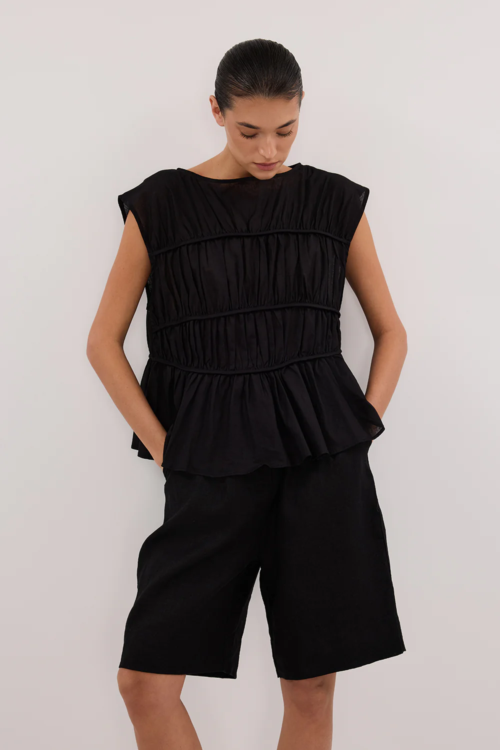 KAYLA BLACK LINEN BERMUDA SHORT - Image 5
