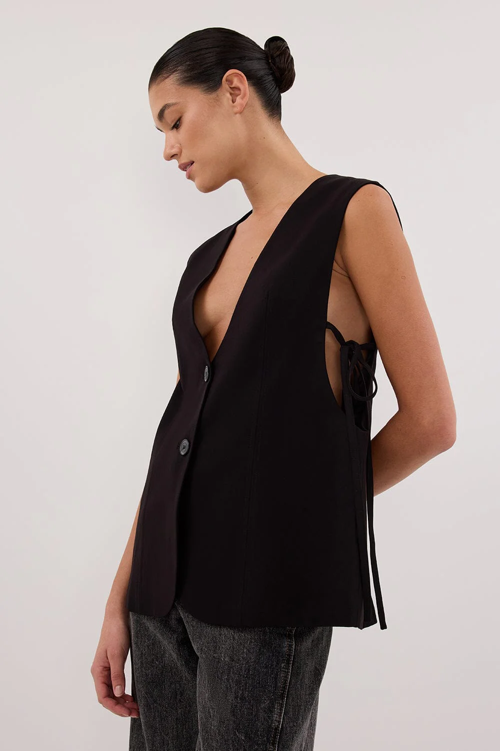 LISE BLACK LOW CUT VEST - Image 6