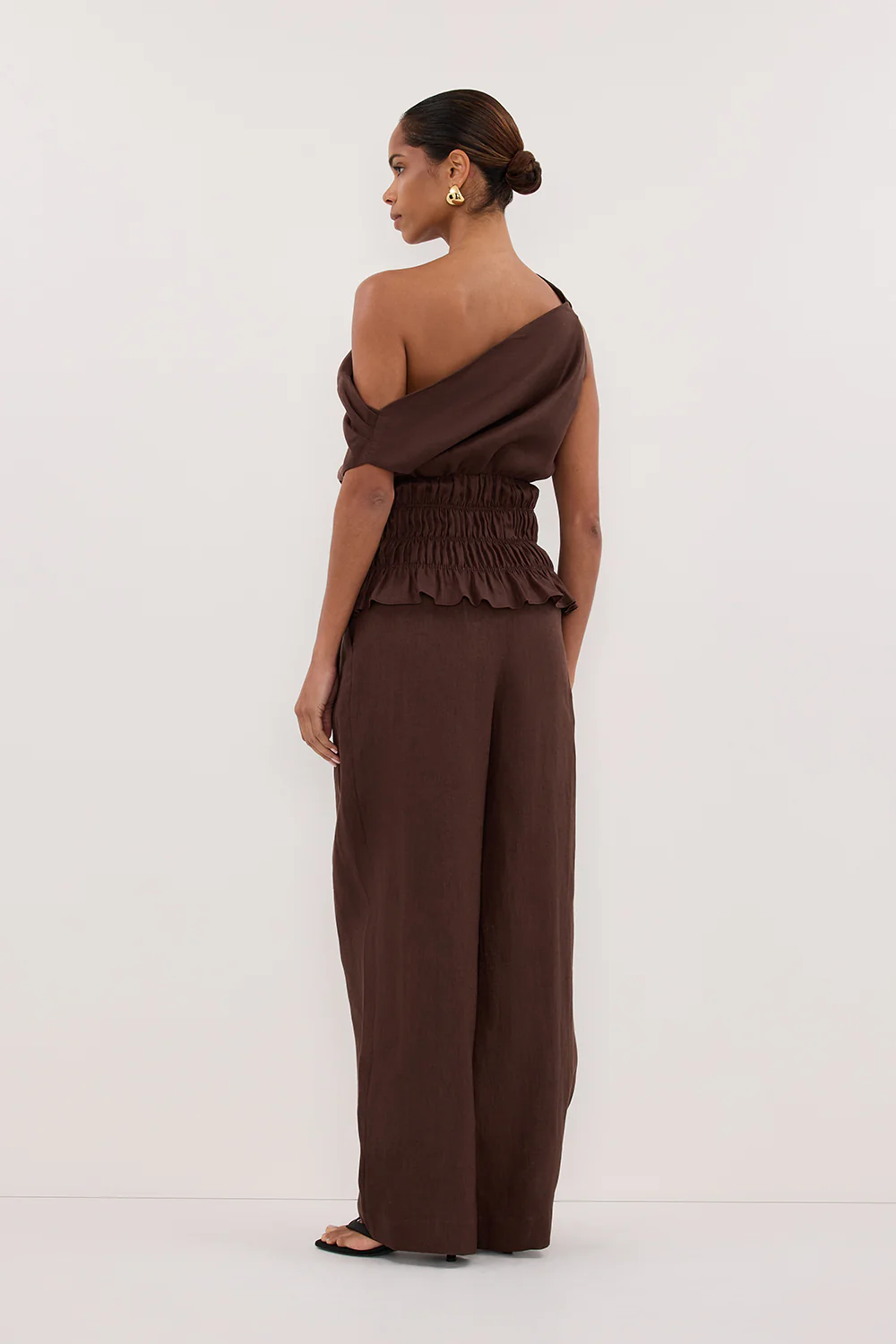 MAIA COCOA SLEEVELESS LINEN SHIRRED TOP - Image 7