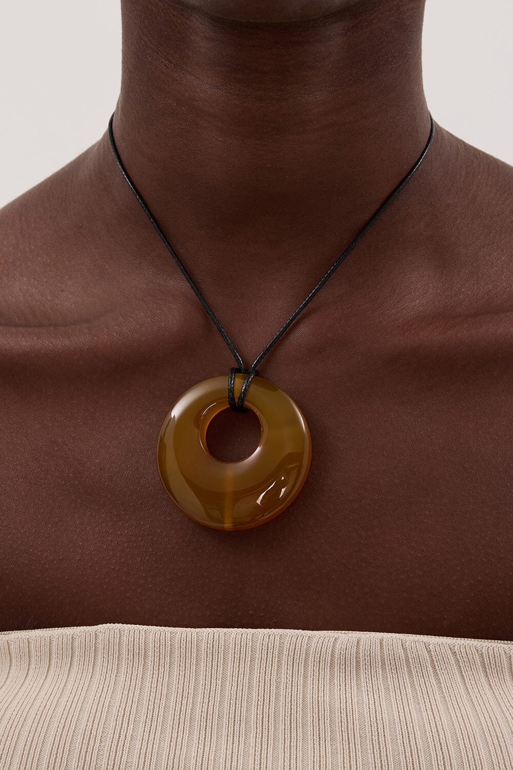 NURI STUDIO AGATE HOOP AMBER NECKLACE - Image 2
