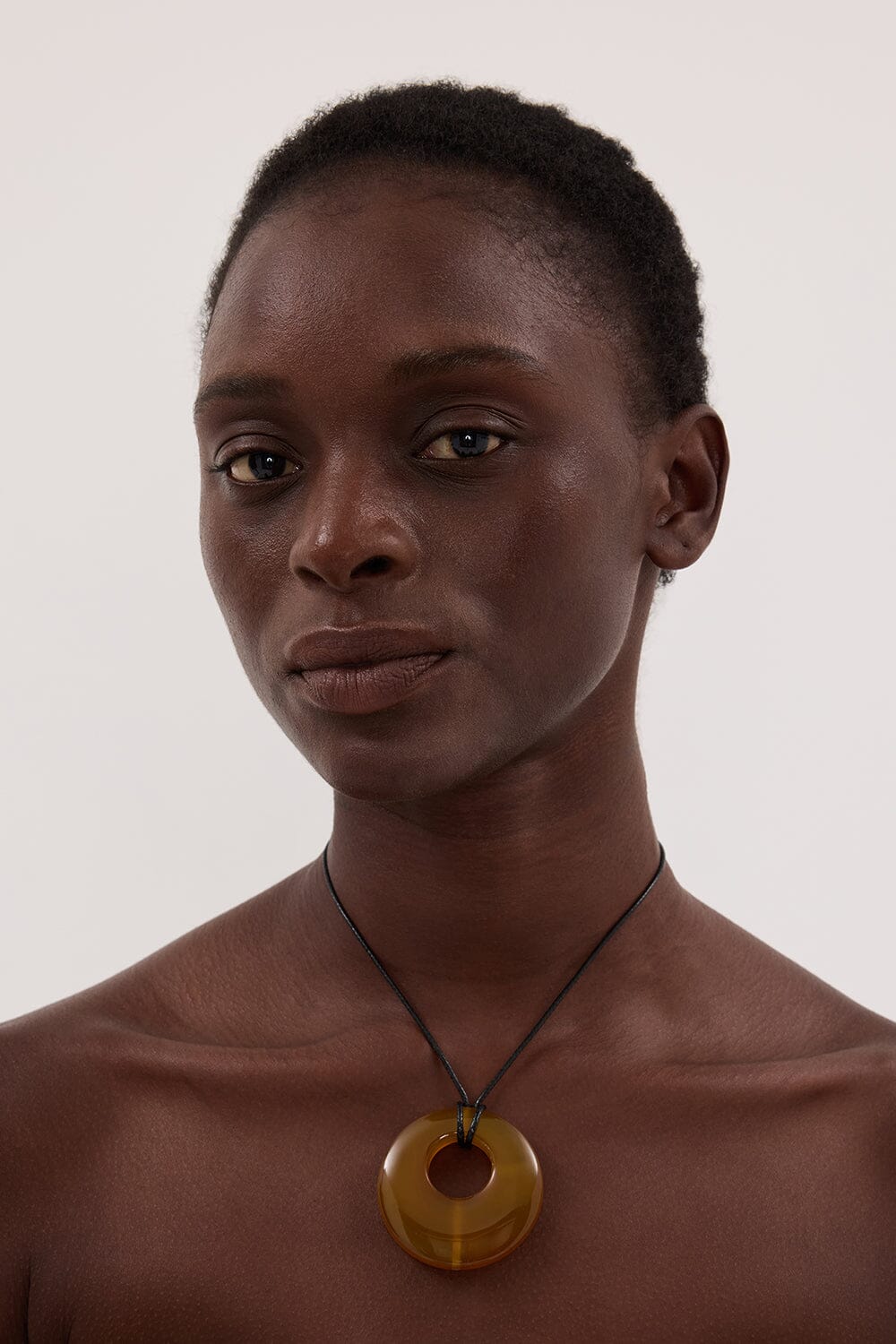 NURI STUDIO AGATE HOOP AMBER NECKLACE - Image 4