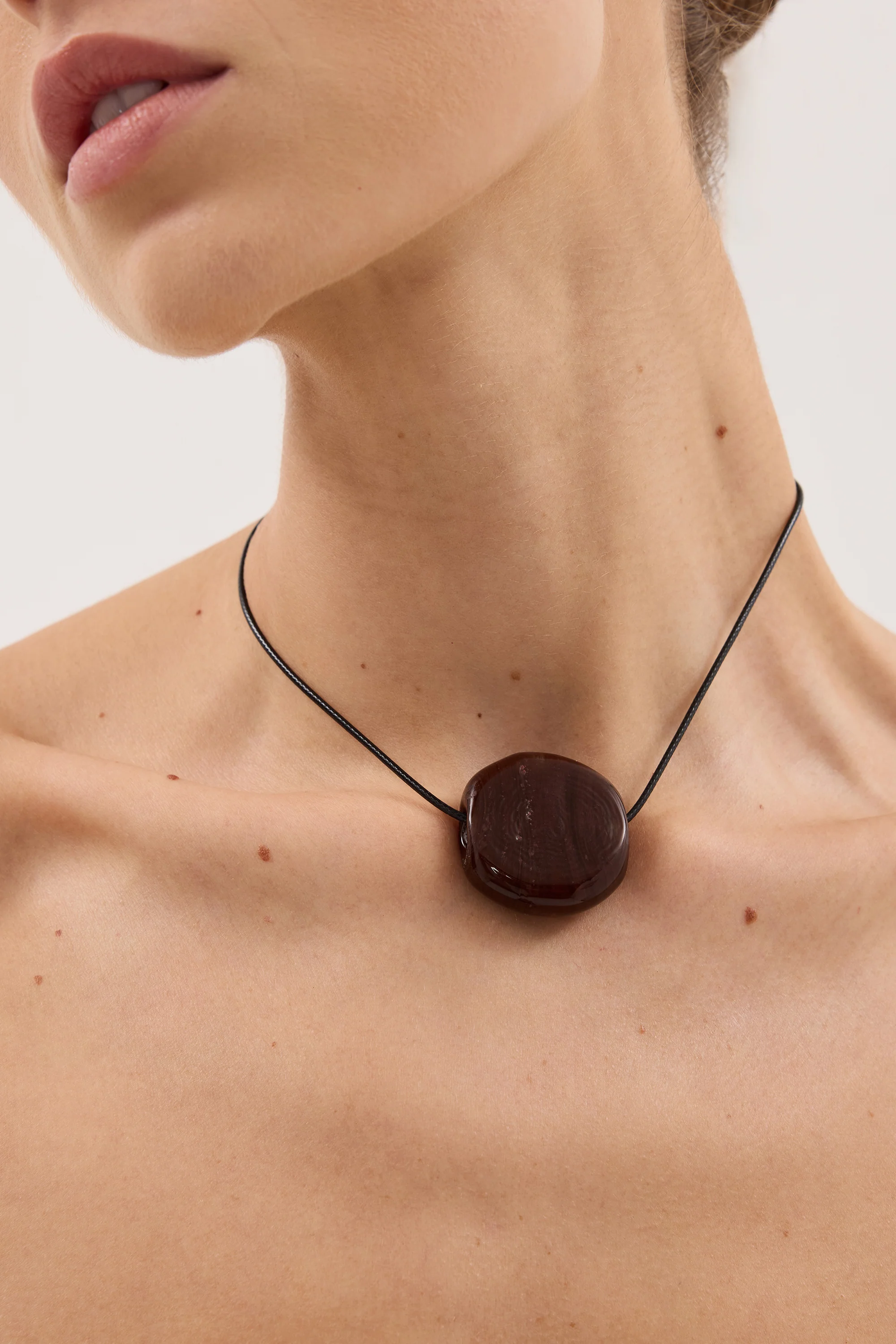 NURI STUDIOS BROWN GLASS CIRCLE NECKLACE - Image 3