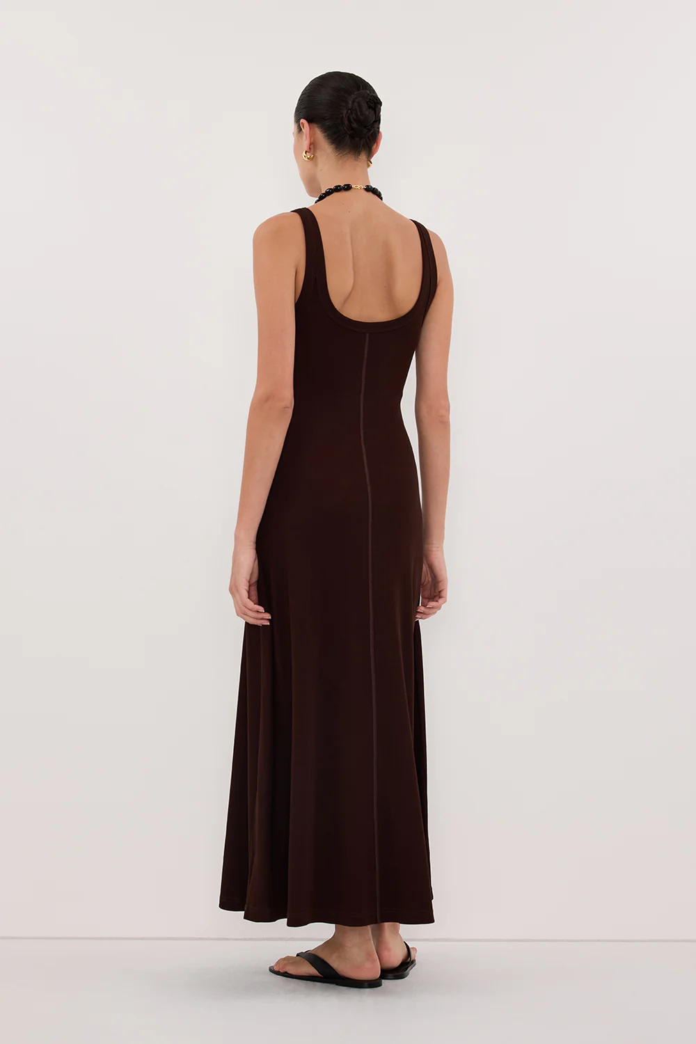 PHOEBE BURNT CHOC SLEEVELESS SCOOP NECK MIDI DRESS - Image 3