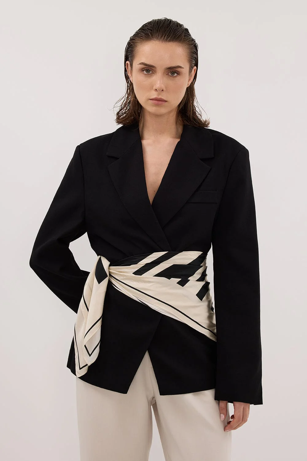 SURI BLACK CINCHED BLAZER - Image 2