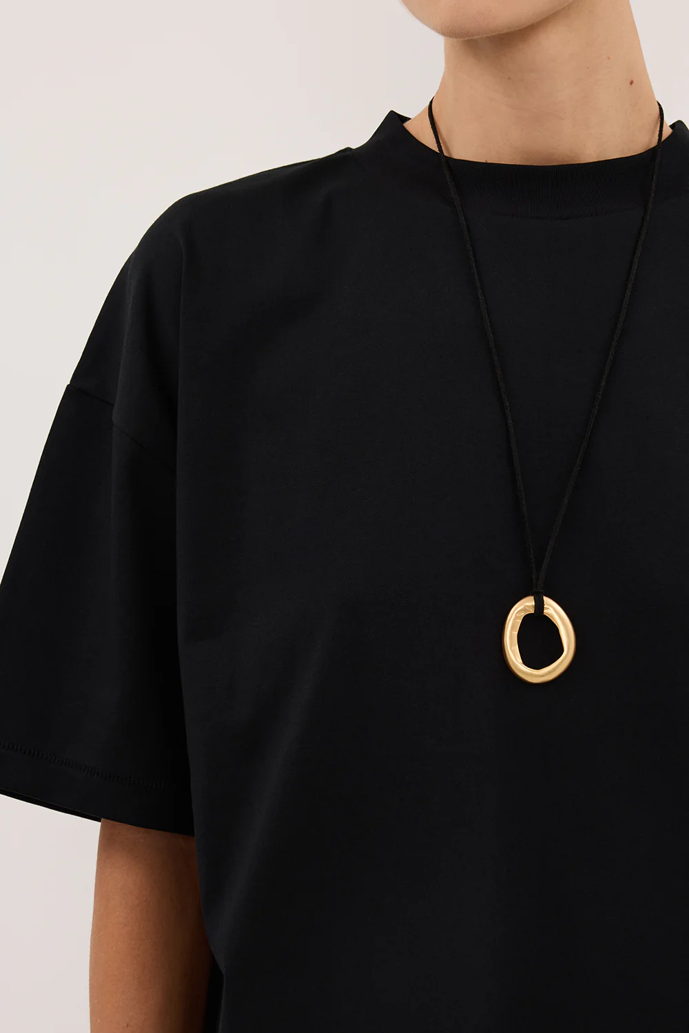 TYRA BLACK BOYFRIEND TEE - Image 5